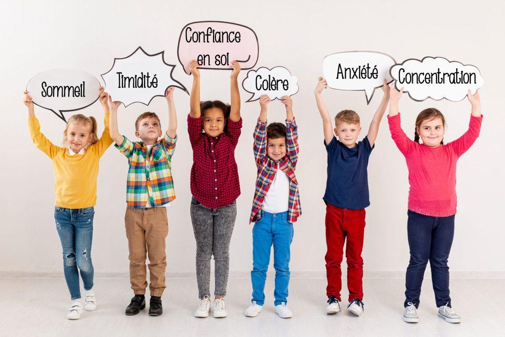 6 enfants qui tiennent des bulles en papier au dessus de leur tête avec les thèmes de la sophrologie