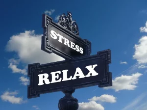Panneau de signalisation qui indique 2 chemins, stress et relax