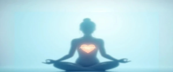 Une silhouette en position du lotus, avec le coeur en couleur rose