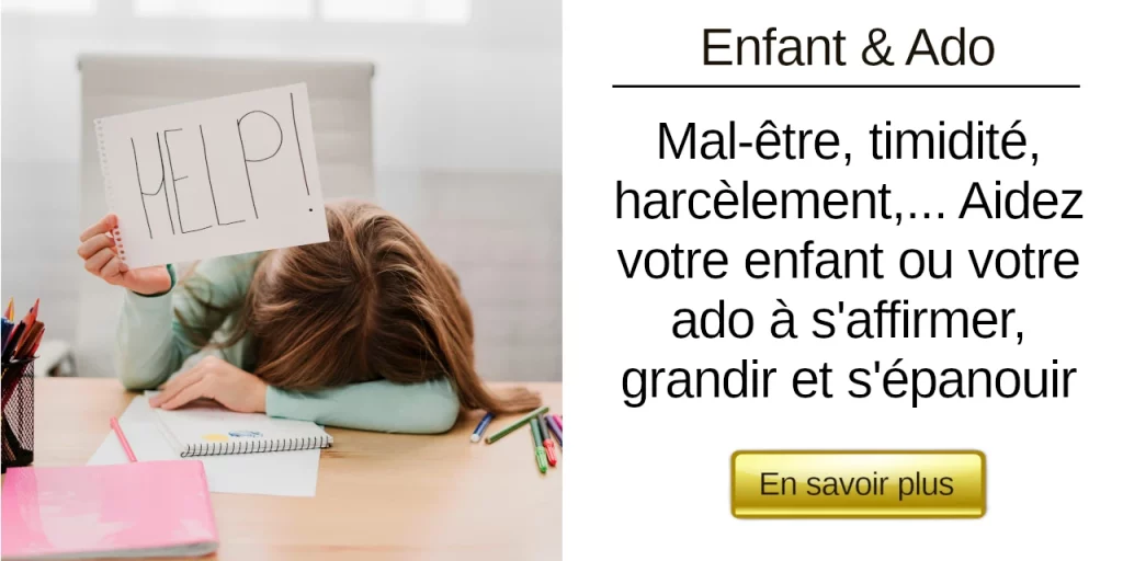 Une petite fille la tête couchée sur son bras sur un bureau qui tient un panneau Help dans la main