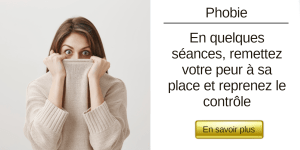 Femme inquiète qui cache son visage dans le col de son pull